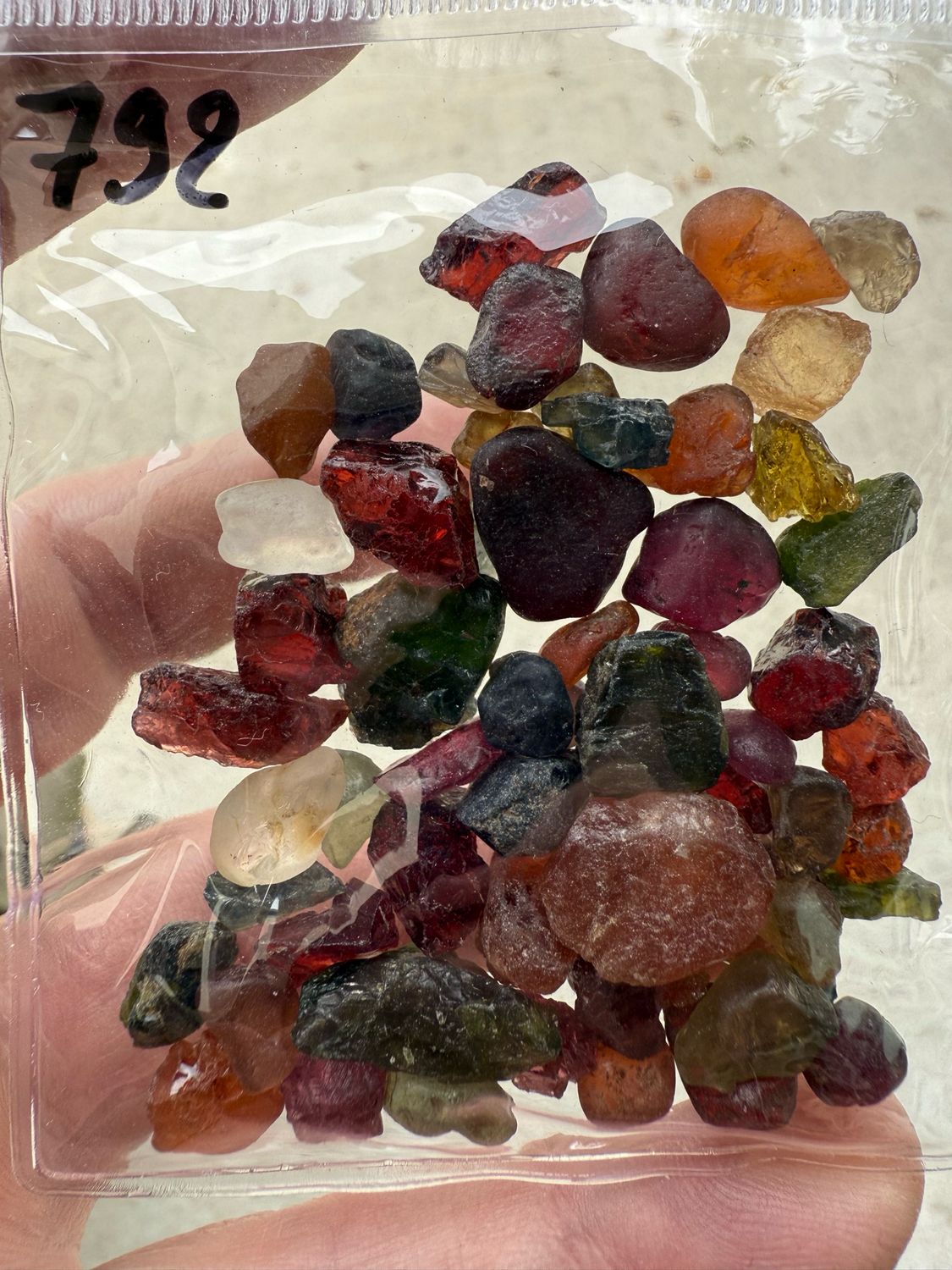 MIX OF ROUGH STONES 200ct