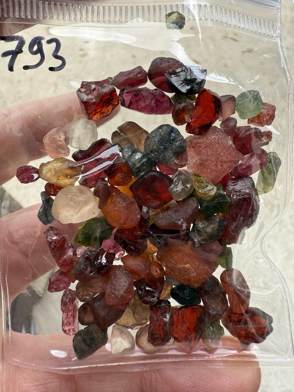 MIX OF ROUGH STONES 200ct