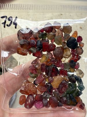 MIX OF ROUGH STONES 200ct