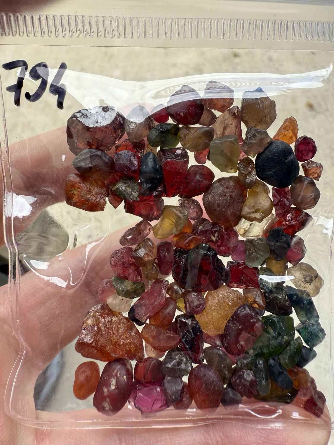 MIX OF ROUGH STONES 200ct