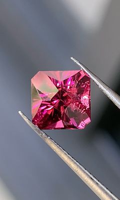 ᴬᵀᵞᴾᴵᶜᴬᴸ HOT PINK GARNET 1.89ct