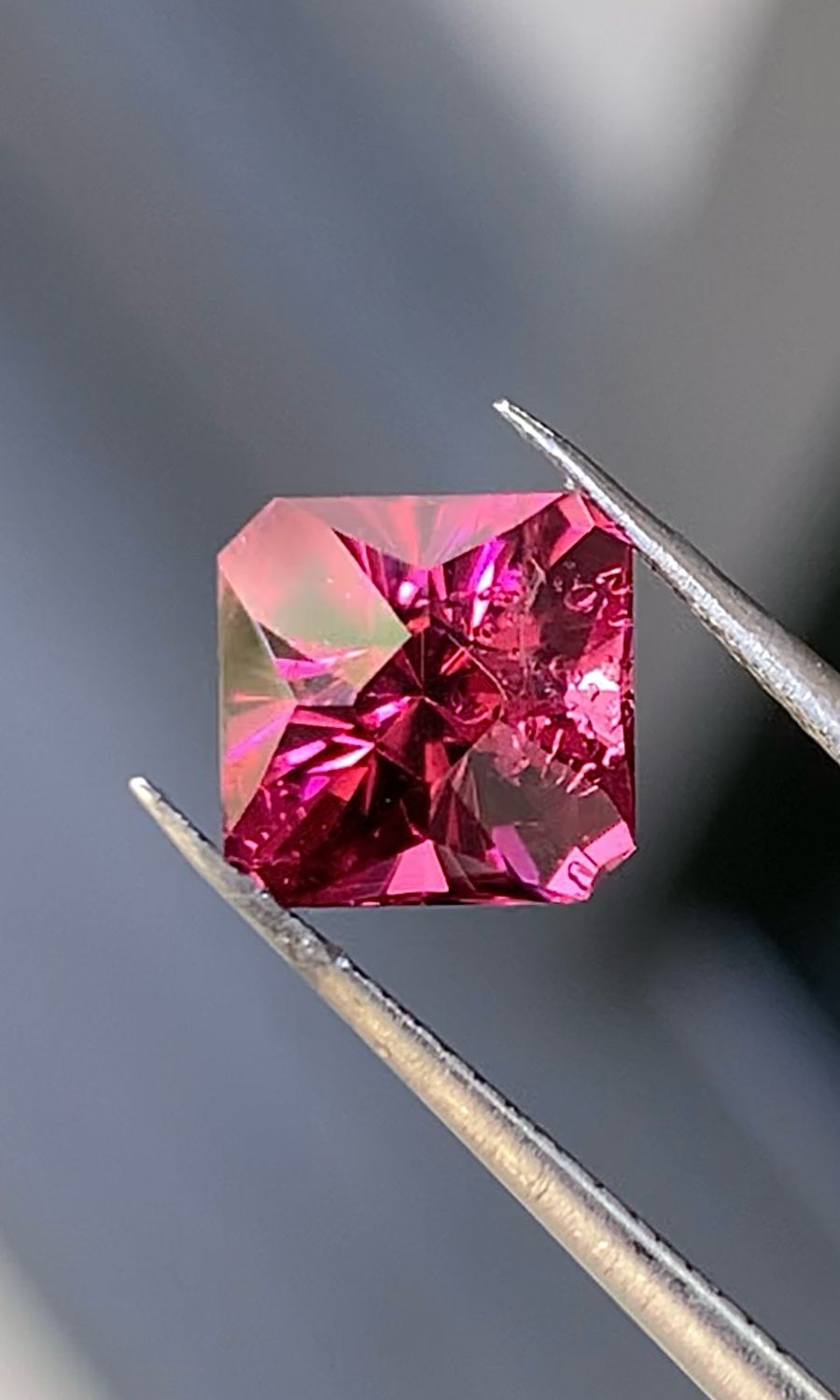 ᴬᵀᵞᴾᴵᶜᴬᴸ HOT PINK GARNET 1.89ct