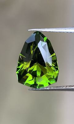 ᴬᵀᵞᴾᴵᶜᴬᴸ VIVID LIME GREEN TOURMALINE 3.76ct