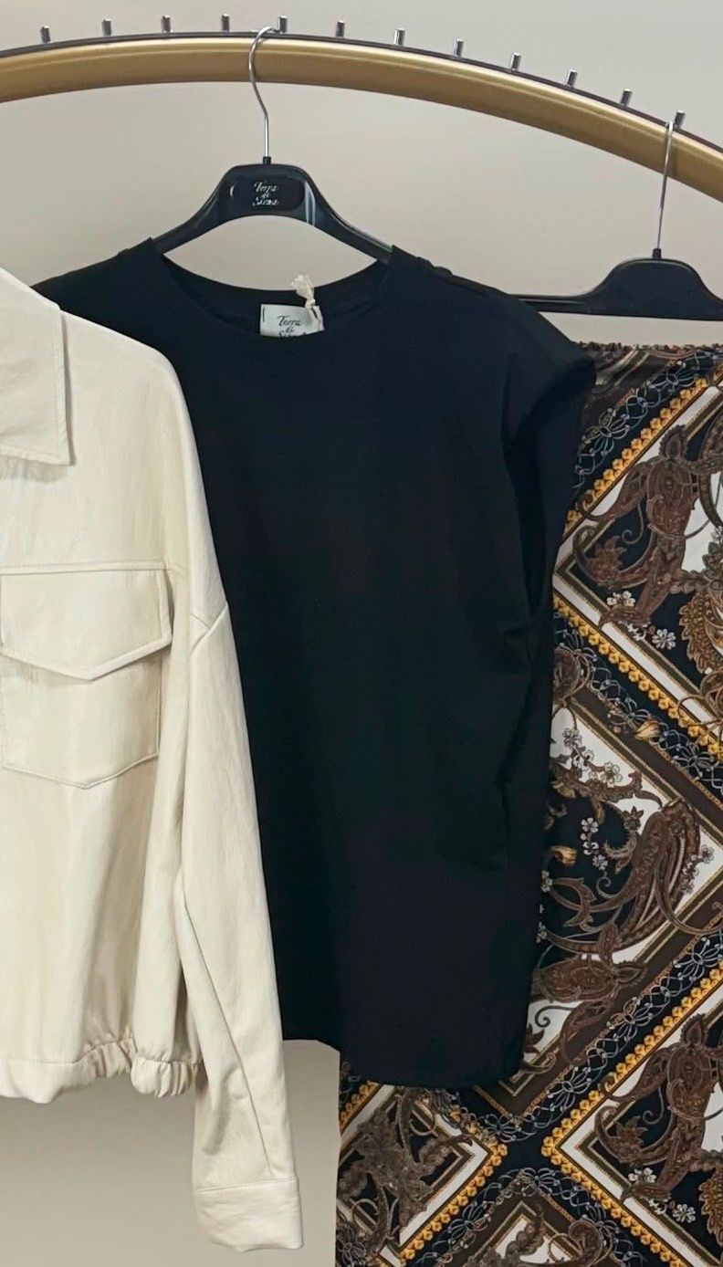 T-shirt zwart met epauletten