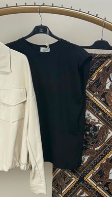 T-shirt zwart met epauletten
