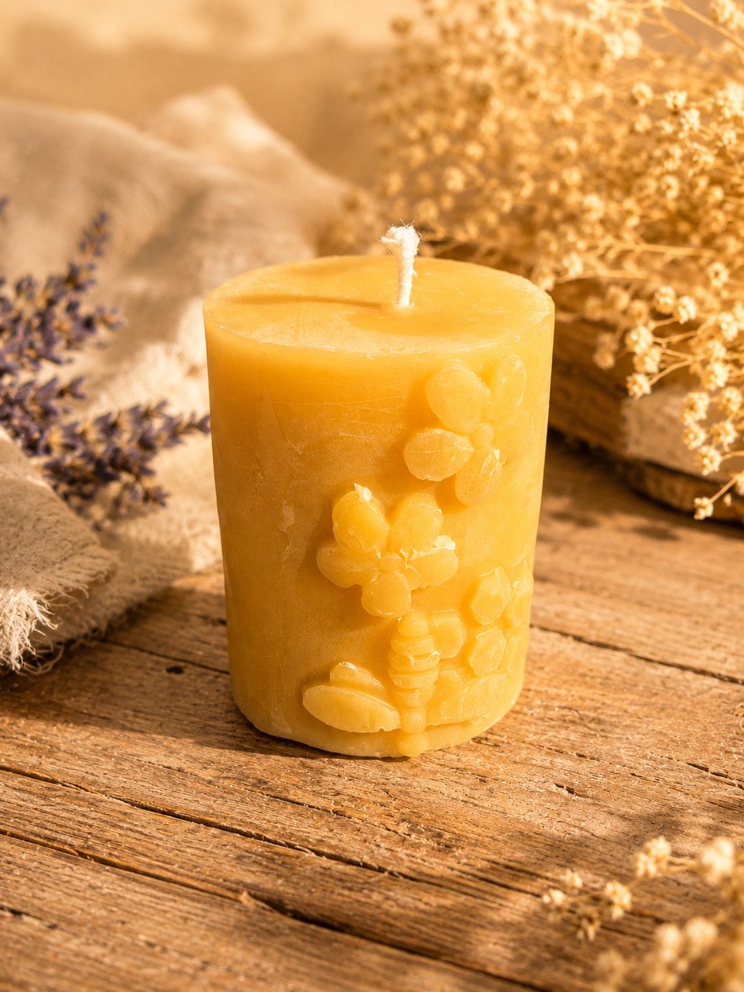 Bijenwaskaars met bloemen en bij