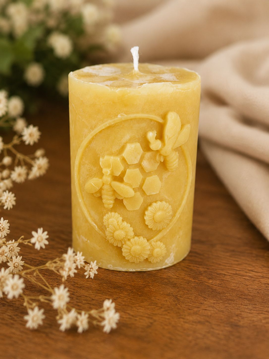 Bijenwaskaars met bijen, bloemen, honingraat