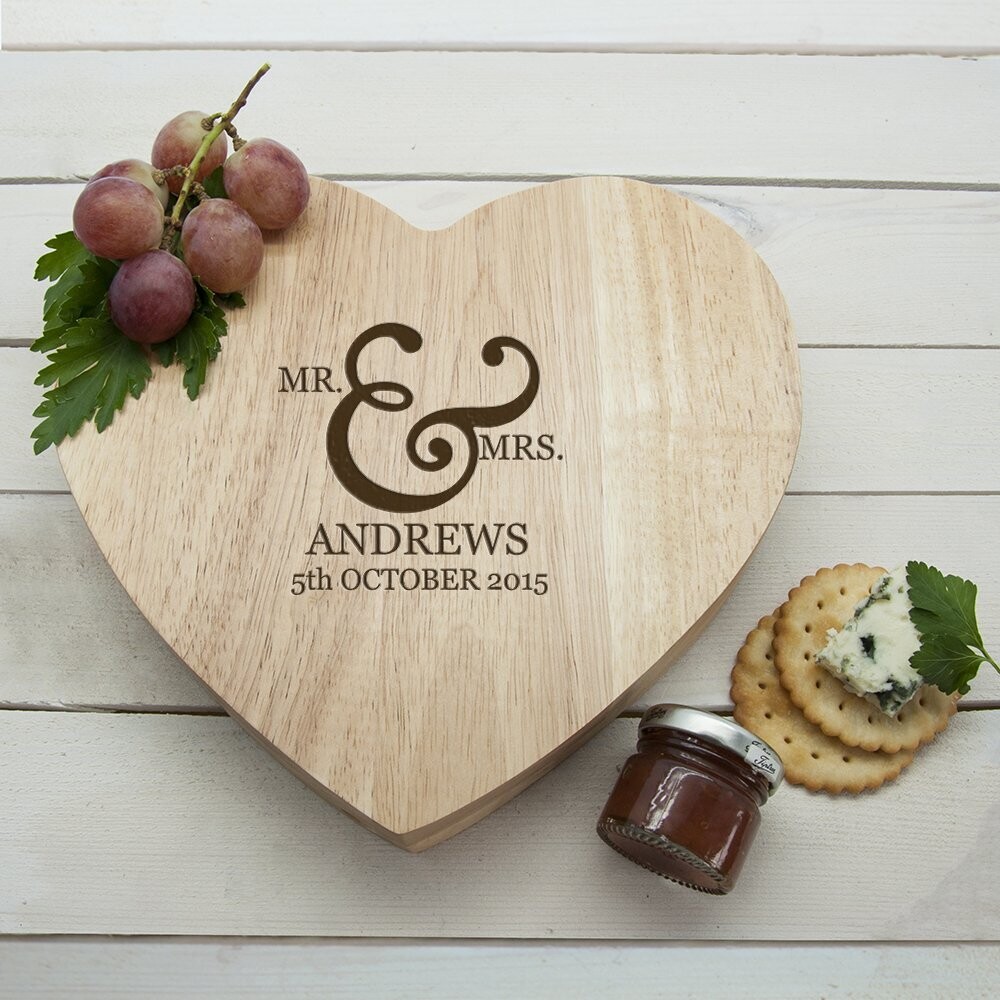 CLASSIC COUPLES&#39; ROMANTIC HEART CHEESE BOARD