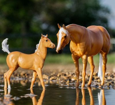 BREYER Ebony Shines &amp; Foal