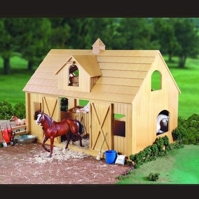BREYER Deluxe Wood Barn with Cupola