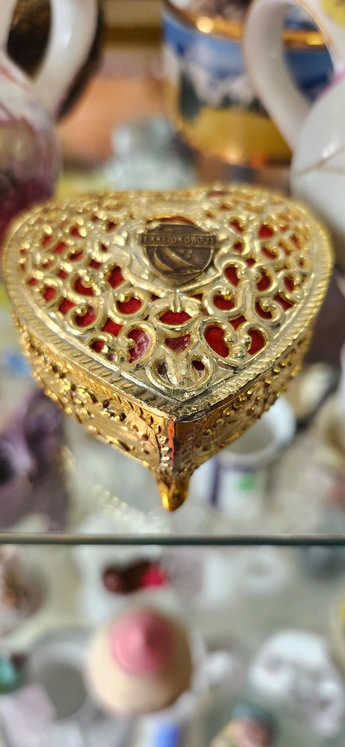 Gold heart box