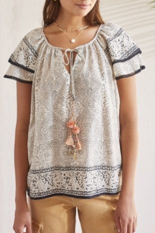 FLUTTER SLV BLOUSE W/ NOVELTY TASSEL