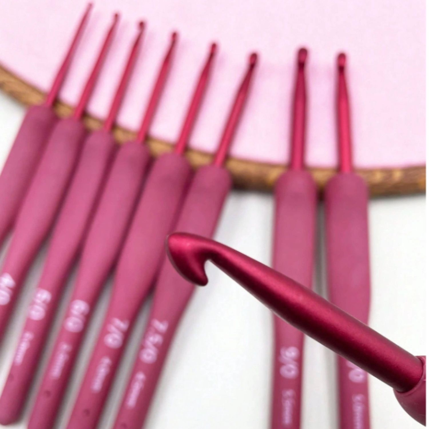 9-Piece Crochet Hook Set . Soft Grip Handles . 2.0–6.0mm
