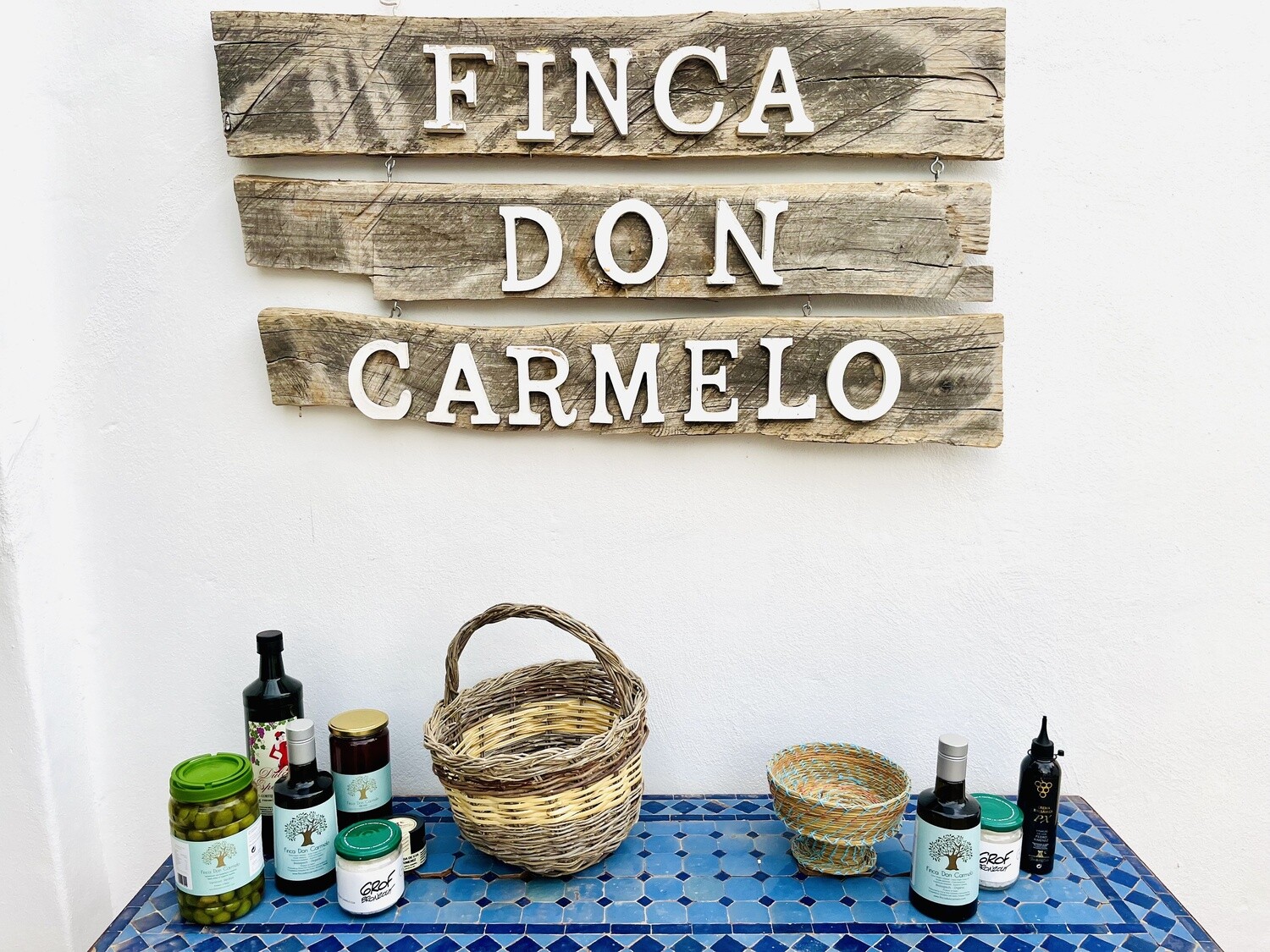 Feestmand met maar liefst zeven (h)eerlijke producten uit Andalucía waaronder uiteraard een mooie apothekersfles Finca Don Bio Extra Virgen Olijfolie.