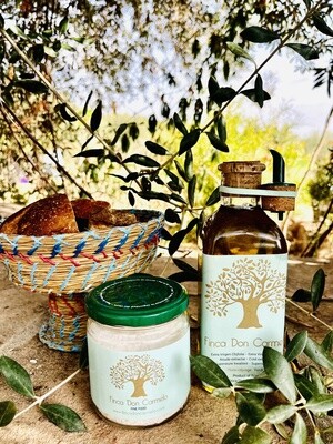 Prachtig handgevlochten espartogras aperitiefmandje met een apothekersfles Bio Extra Virgen Olijfolie van 0,5 liter, een pot grof Granada bronzout en een grote pot ´chupadeos´eetolijven. Prachtig handgevlochten espartogras aperitiefmandje met een apothekersfles Bio Extra Virgen Olijfolie van 0,5 liter, een pot grof Granada bronzout en een grote pot ´chupadeos´eetolijven.