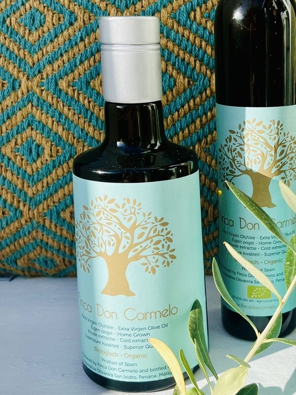 Pakket van drie x 0,5 liter Finca Don Carmelo bio olijfolie Extra Virgen, in oogstrelende apothekersfles Three x 0.5 liter FDC organic olive oil Extra Virgen, in eye-catch apothecary bottle Pakket van drie x 0,5 liter Finca Don Carmelo bio olijfolie Extra Virgen, in oogstrelende apothekersfles Three x 0.5 liter FDC organic olive oil Extra Virgen, in eye-catch apothecary bottle