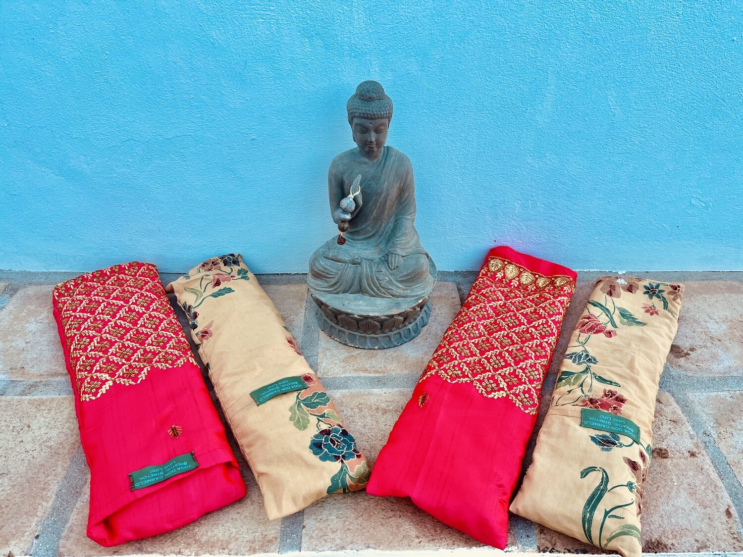 Yoga Eye Pad (PINK). Handgemaakt van fuchsia kleurige sari &amp; gevuld met biologische lavendel van Finca Don Carmelo  - Hand made from pink sari fabric, filled with organic lavender from FDC.
