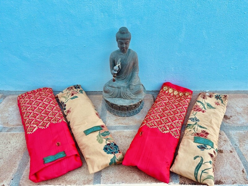 Yoga Eye Pad (PINK). Handgemaakt van fuchsia kleurige sari & gevuld met biologische lavendel van Finca Don Carmelo - Hand made from pink sari fabric, filled with organic lavender from FDC. Yoga Eye Pad (PINK). Handgemaakt van fuchsia kleurige sari & gevuld met biologische lavendel van Finca Don Carmelo - Hand made from pink sari fabric, filled with organic lavender from FDC.