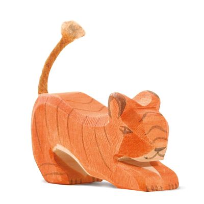 "Tiger klein lauernd" von Ostheimer Holzspielzeug