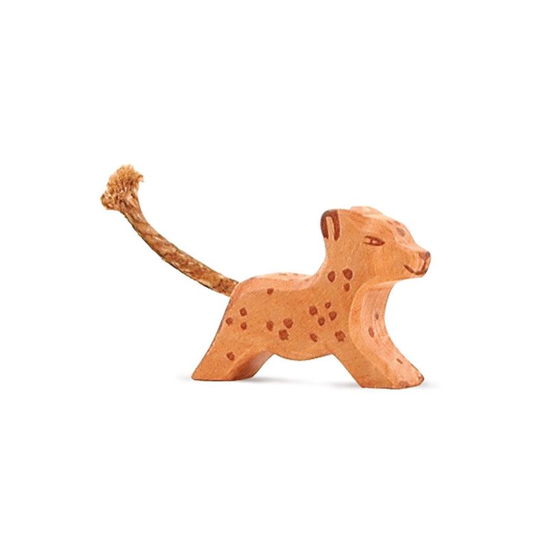 "Leopard klein laufend" von Ostheimer Holzspielzeug