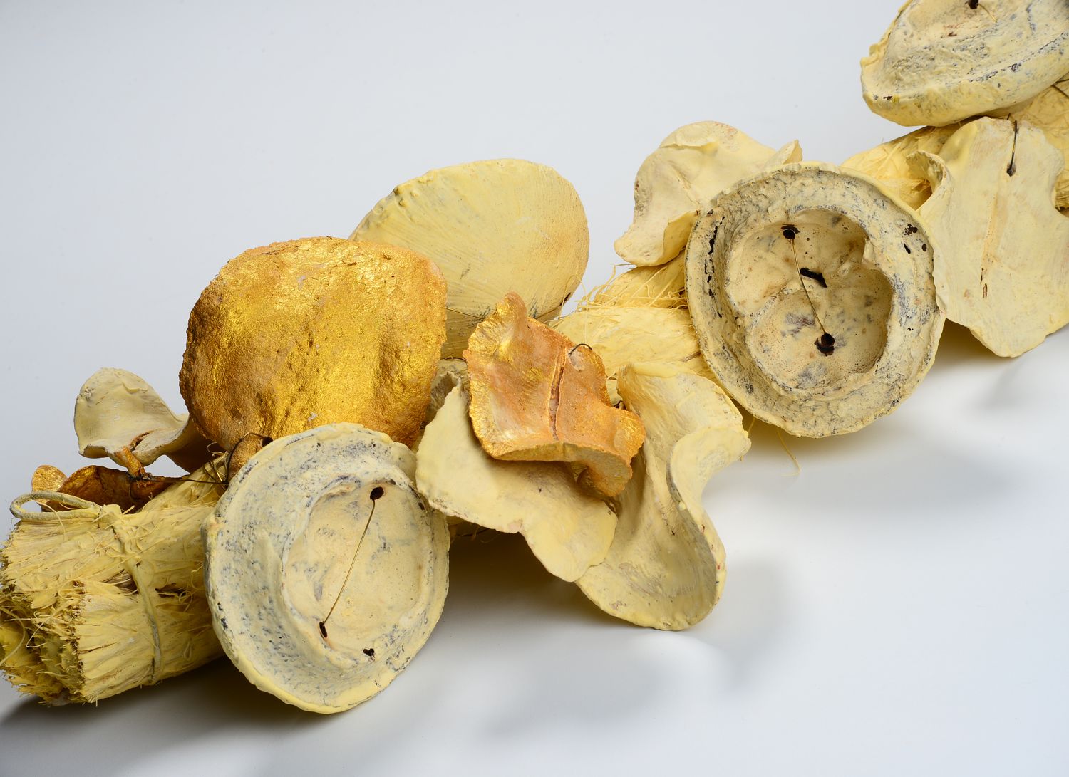 Large Pigment Object with Butter Yellow Chapeuzinho Lid and Gold Detail