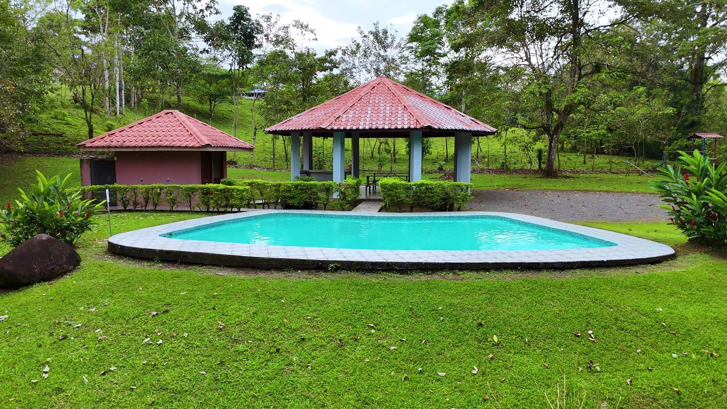 EN VENTA CABAÑA RUSTICA- CONDOMINIO NAKURY 1 14