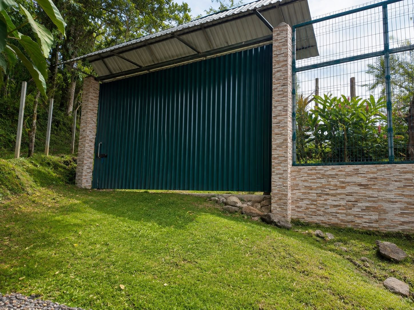 EN VENTA, LOTE CON CASA EN EL CASTILLO 5