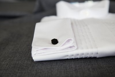 Præsteskjorte m. knækflip og plissé