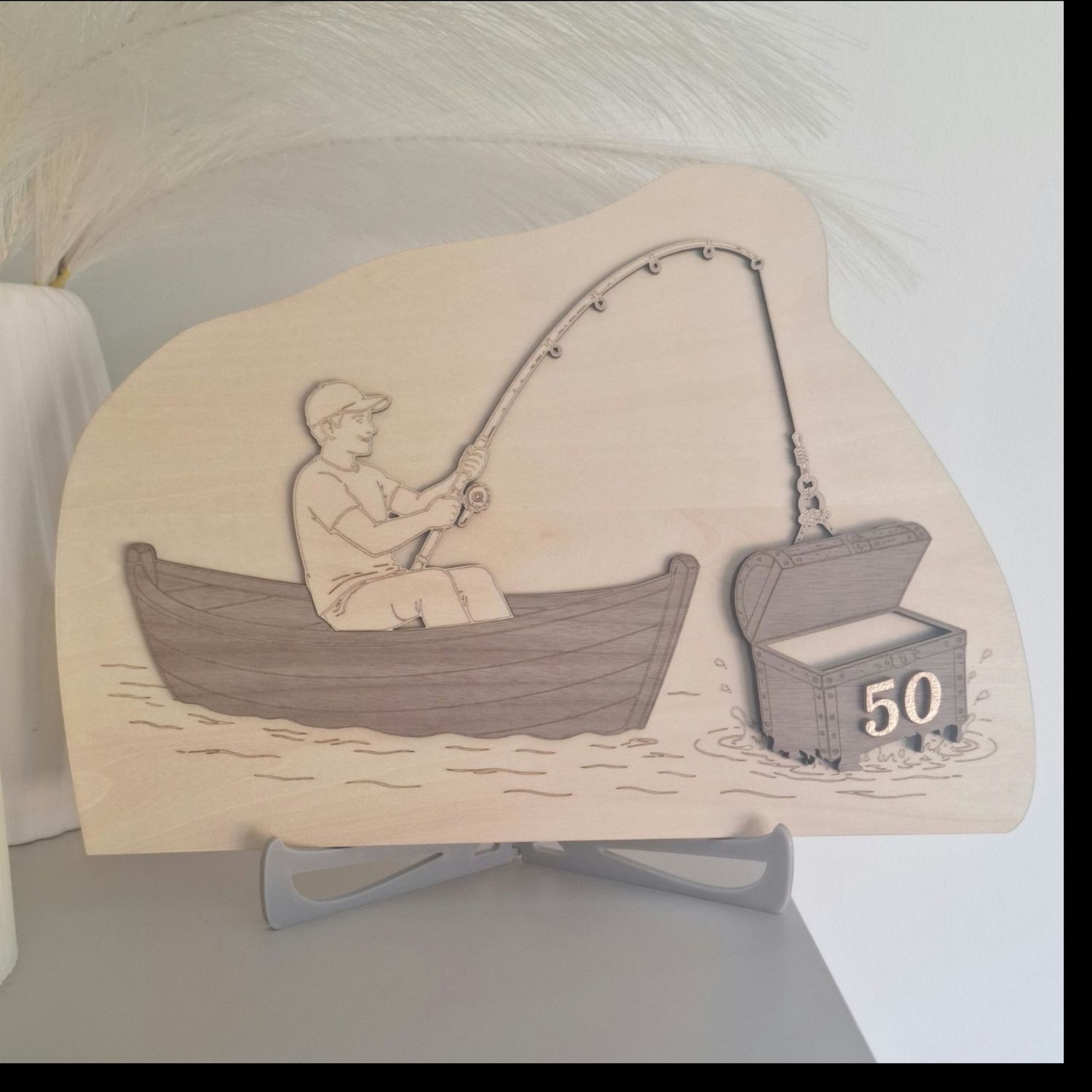 Personalisiertes Angler Geschenk zum 50. Geburtstag – lasergravierter Holz Aufsteller Personalisiertes Angler Geschenk zum 50. Geburtstag – lasergravierter Holz Aufsteller