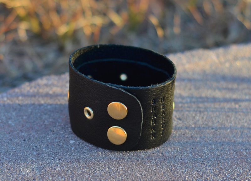 Sharkk Heartt cuff with rivets: black