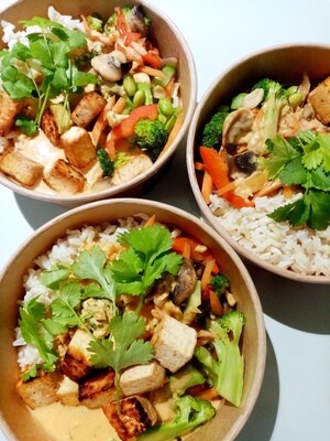 COCONUT RED CURRY with ginger, carrots, capsicum, mushrooms, brocoli, red onion, organic tofu, edamame beans, brown rice, coriander, cashews. GF, DF