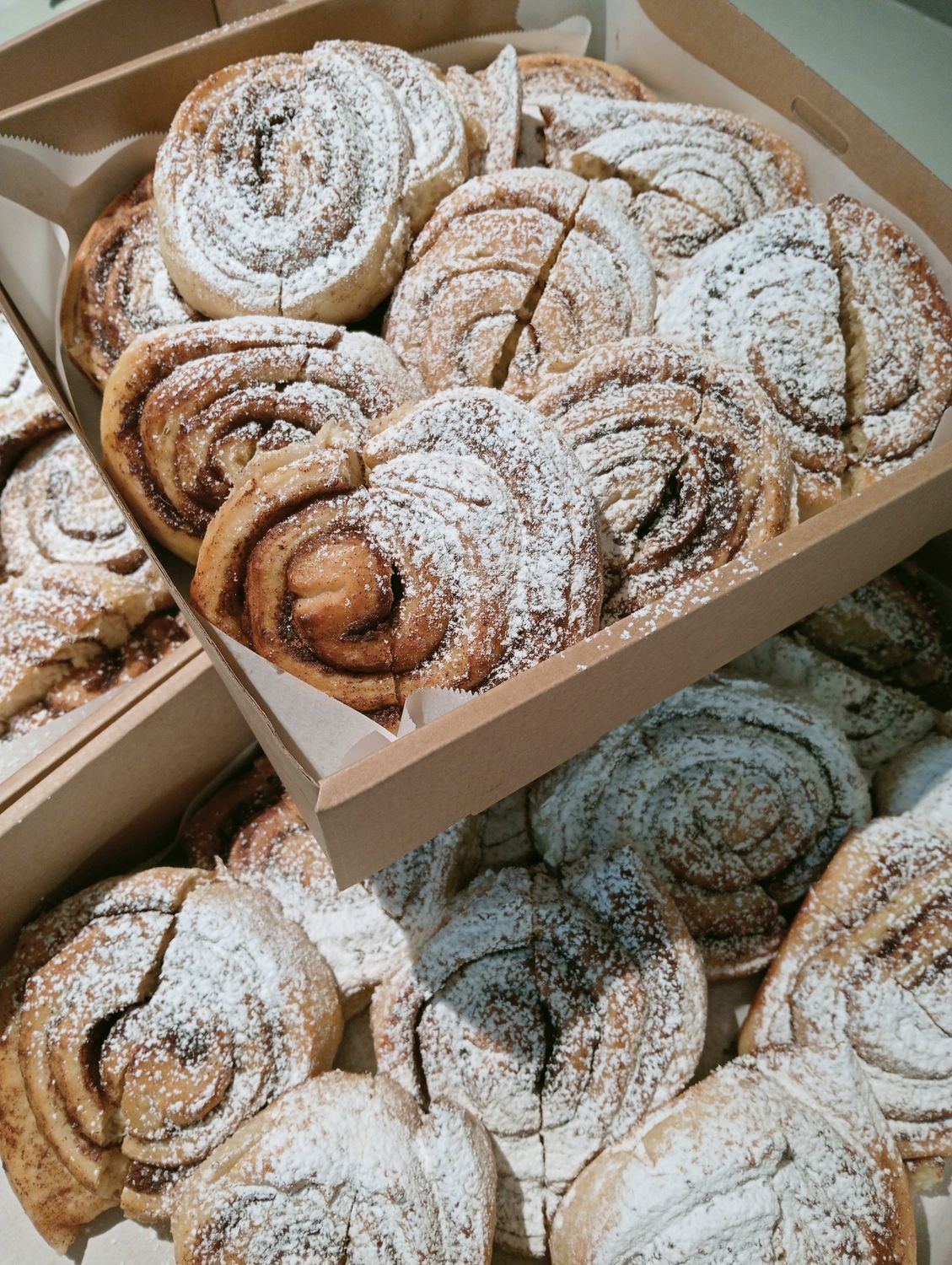 10x  cinnamon buns