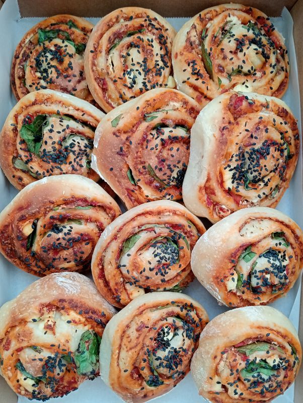 10x Medium sized savoury scrolls. Vegetarian flavour of the day (pesto or tomato) with three cheeses, spinach and seeds.