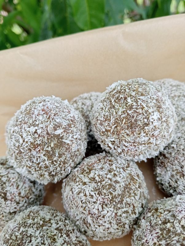 MATCHA MINT BLISS 50g made with almond, coconut, date, matcha, peppermint and dark chocolate