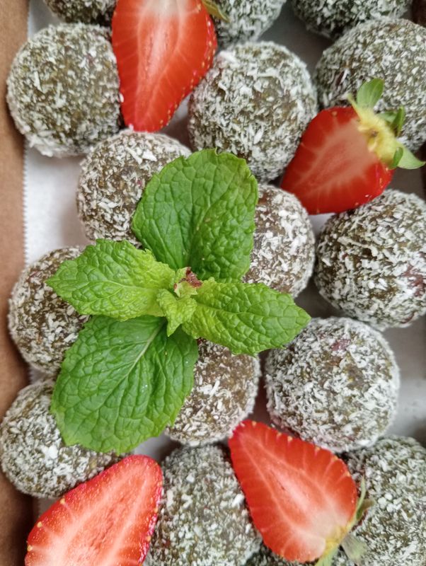 10x mini Matcha and Mint Bliss balls with dark chocolate chips. 25g each.