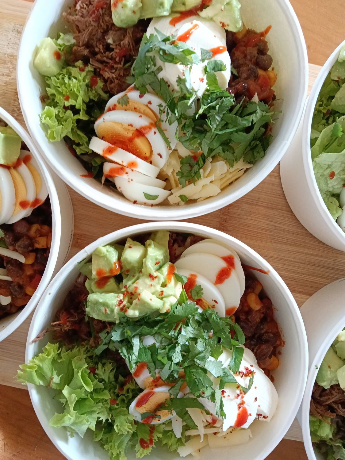 BURRITO BOWL mexican spiced black bean, corn, capsicum, lime and tomato salsa with greens, brown rice, grated edam, sour cream, avocado, coriander, sriracha sc and your choice beef or chicken. GF