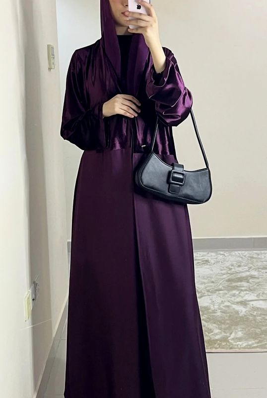 عبايه نصف مخمل بنفسجي