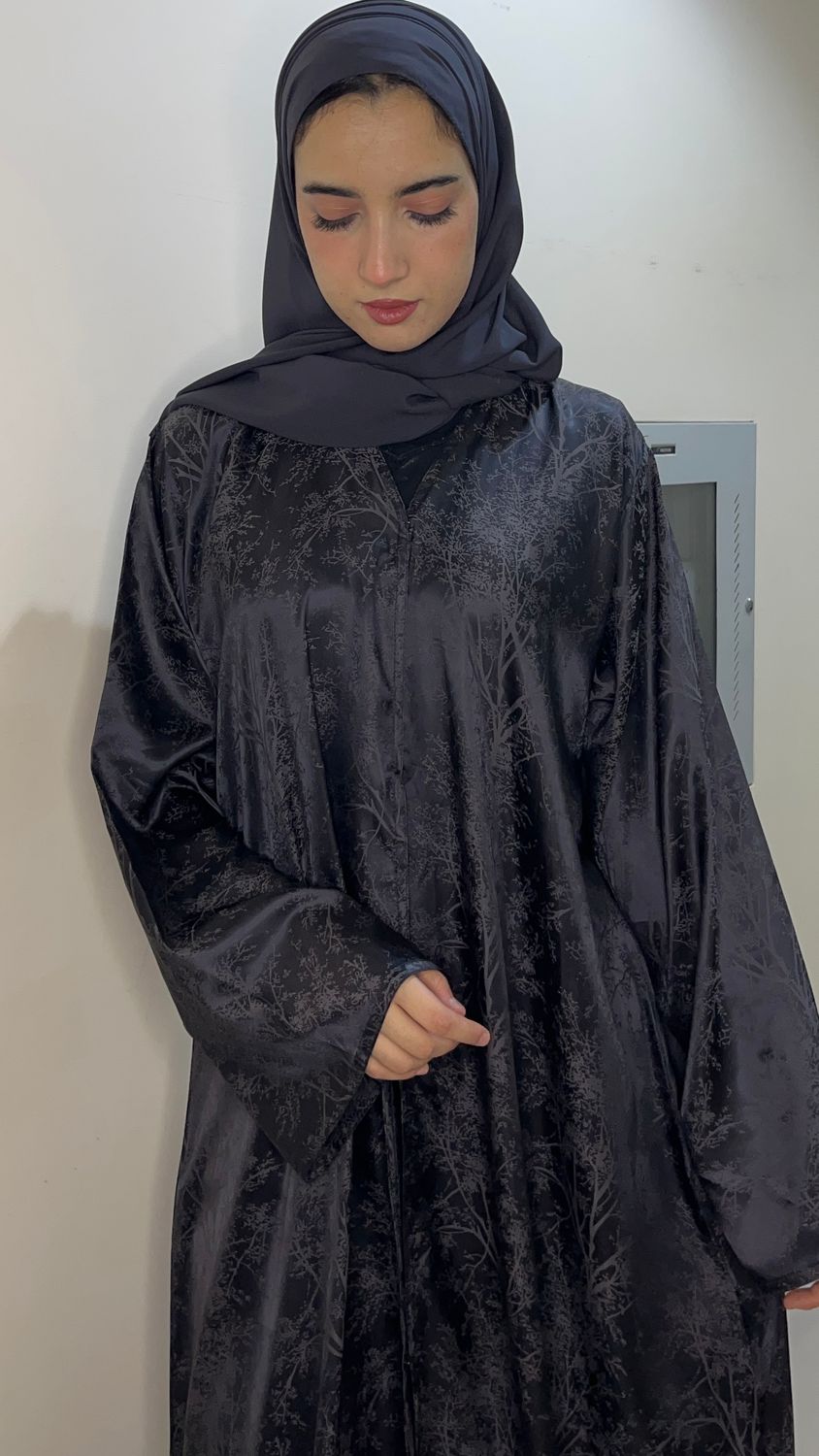 العبايه المشجره لون رمادي