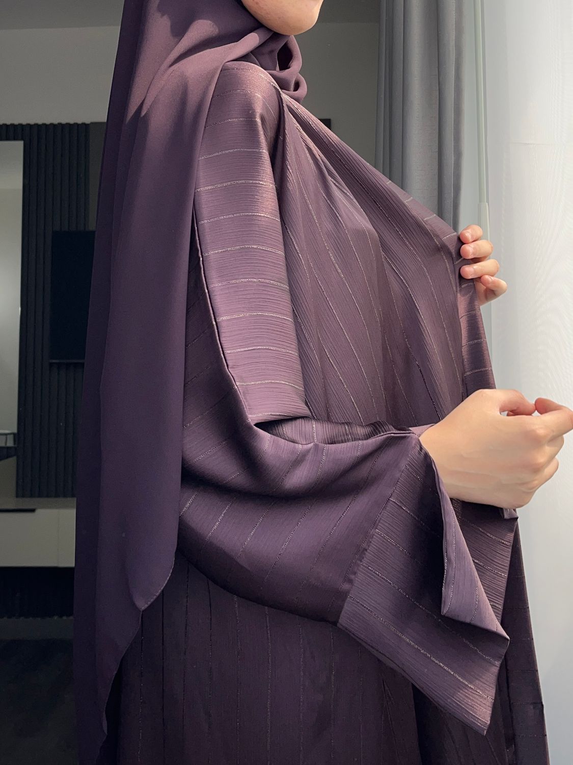 عبايه حسنه لون عنابي