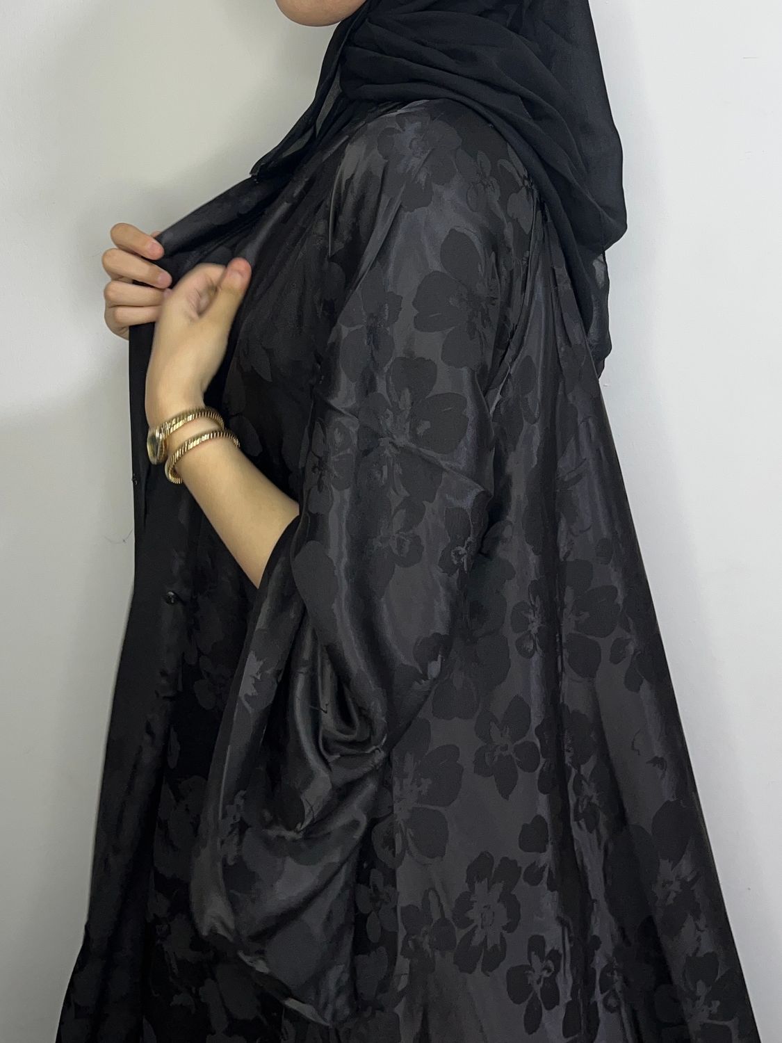 عبايه الورد لون أسود