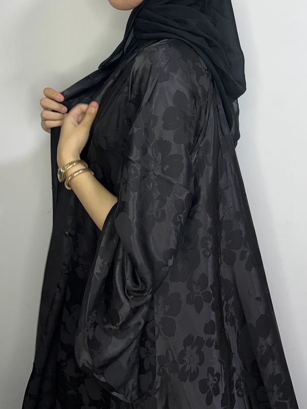 عبايه الورد لون أسود