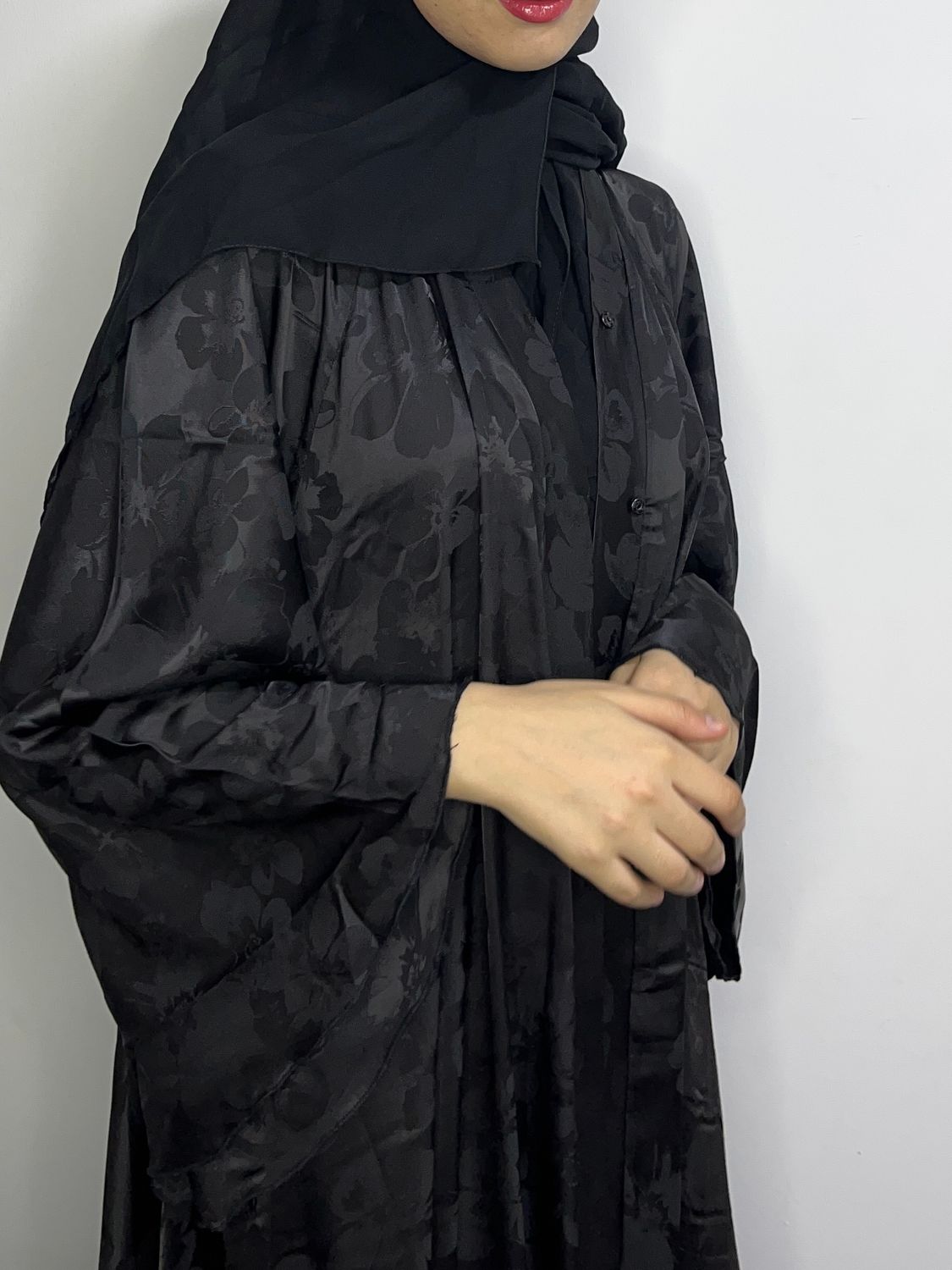 عبايه الورد لون أسود
