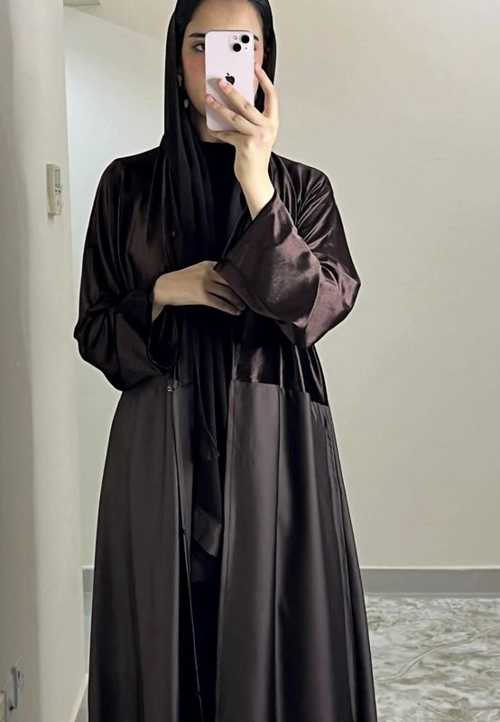 عبايه نصف مخمل بني