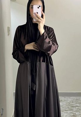 عبايه نصف مخمل بني