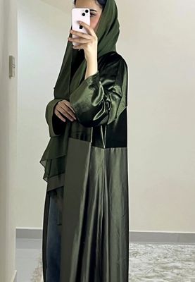 عبايه نصف مخمل زيتي