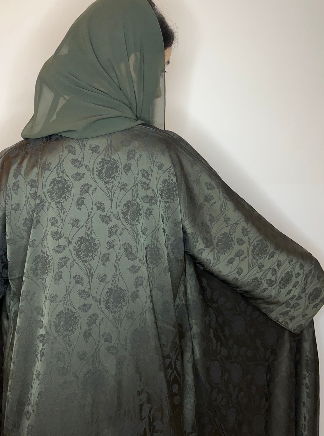 العبايه رقم ٣ لون زيتي