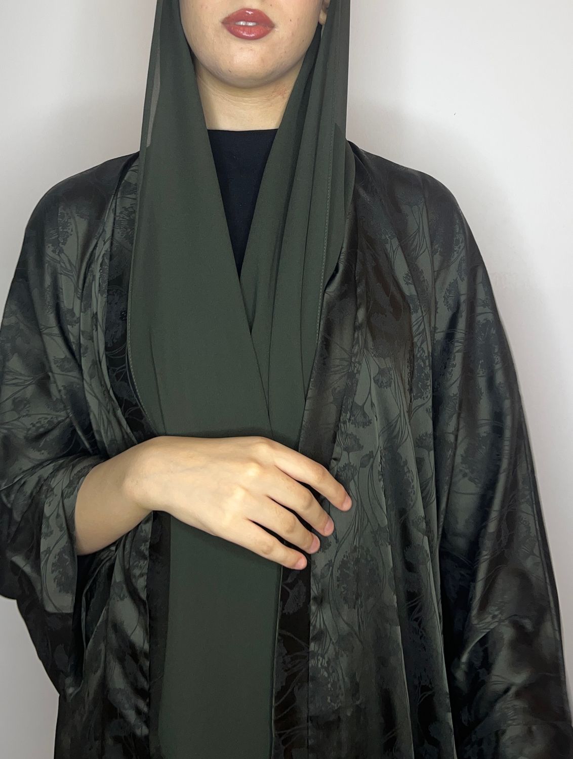 العبايه رقم ٣ لون زيتي