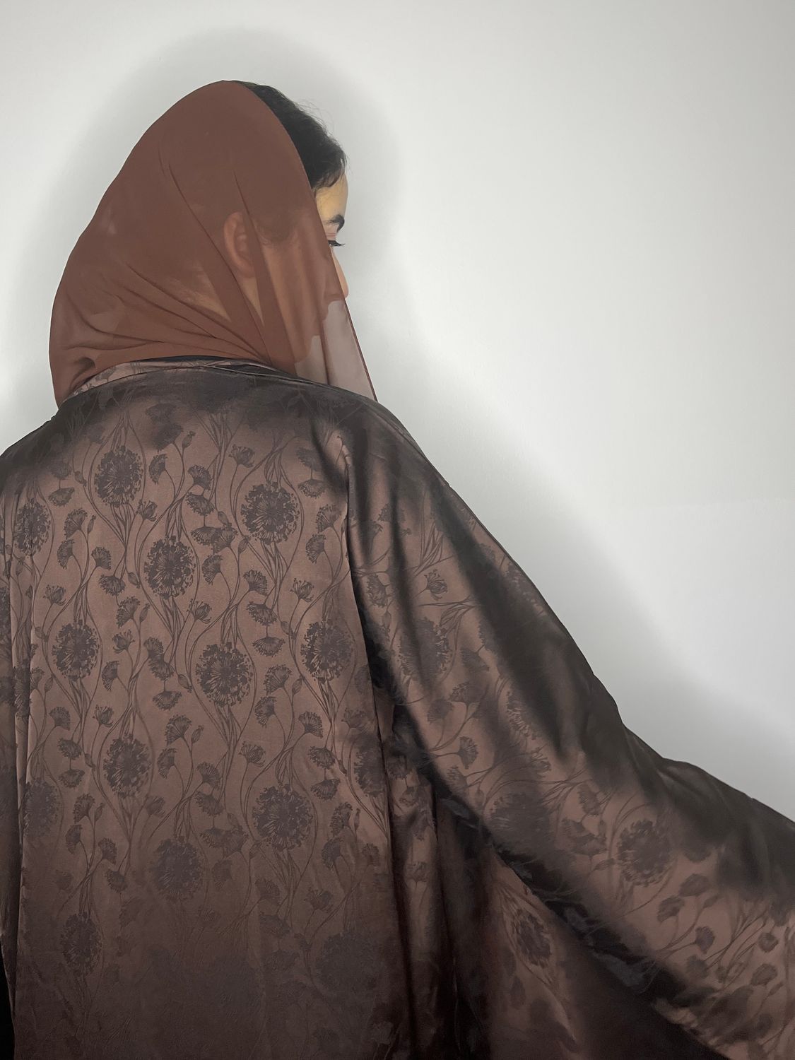 العبايه رقم ٣ لون بني