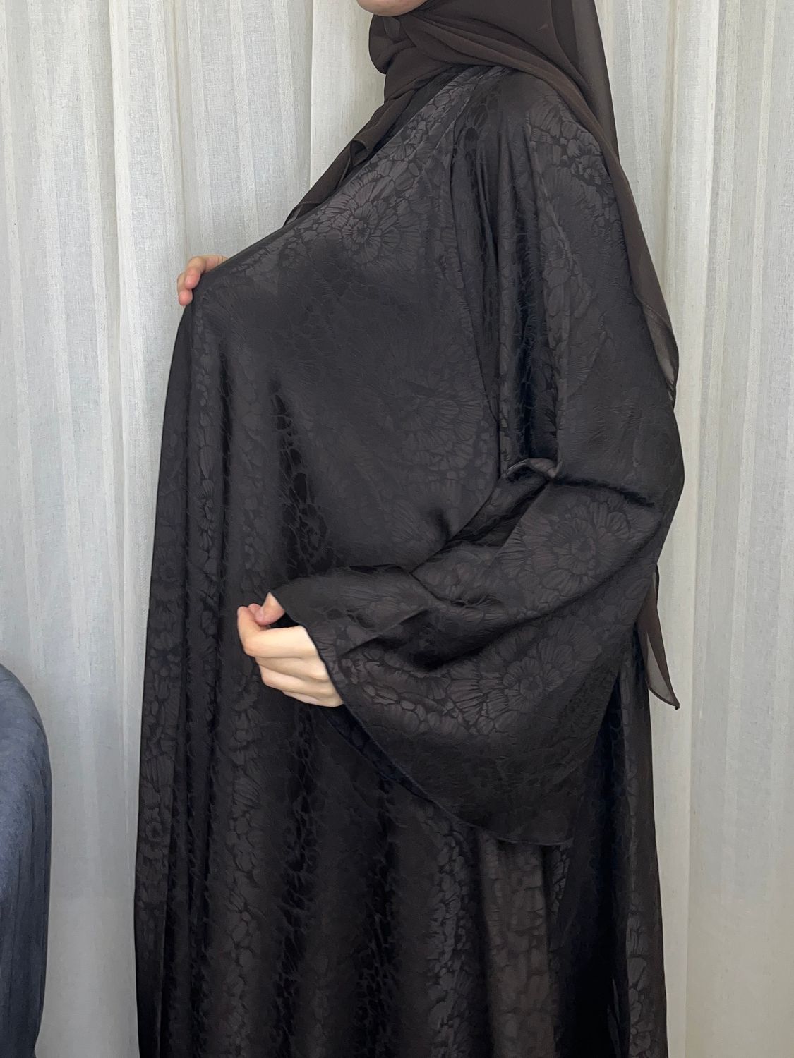 العبايه ذهب لون بني