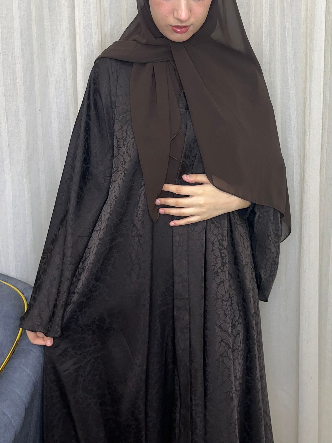 العبايه ذهب لون بني